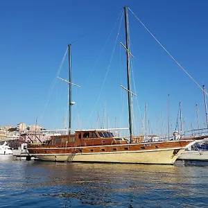 Lady Rose Botel
